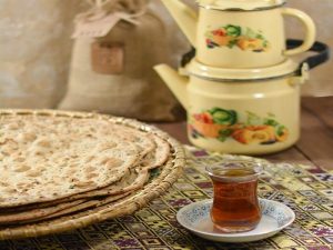 نان گندم کامل در کنار یک لیوان چای